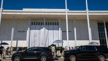Trump Ancam Tutup Kennedy Center jika Namanya Dihapus