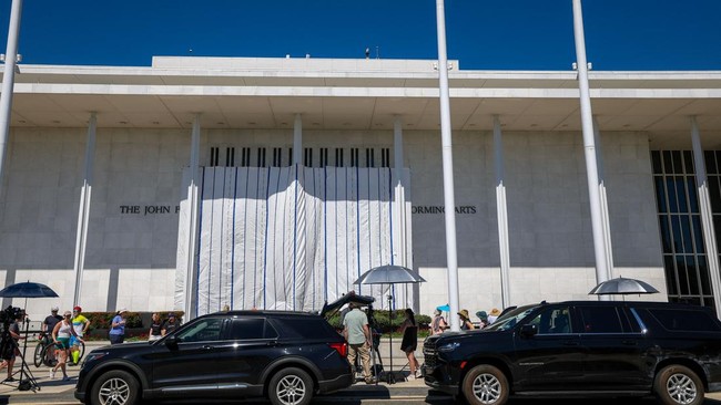 Presiden Amerika Serikat Donald Trump mengancam akan menutup Kennedy Center selamanya jika namanya dihapus dari gedung pusat seni tersebut.