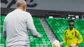 Kiper Timnas Arab Saudi saat berlatih dengan kacamata hitam berteknologi canggih di Piala Dunia 2026.