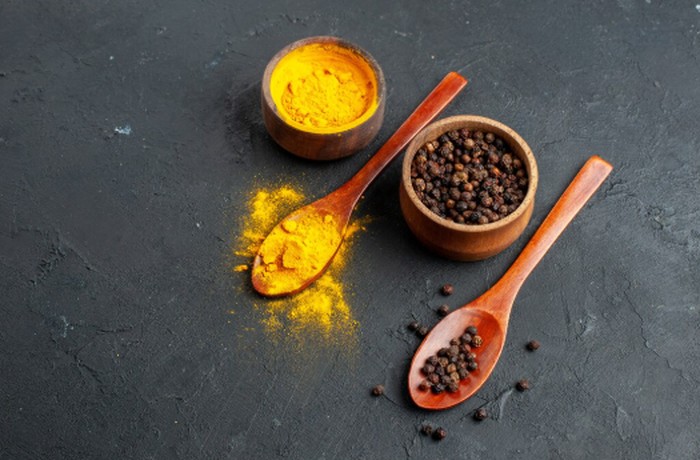 Kunyit terkenal berkat kandungan kurkuminnya yang bersifat antiinflamasi. Namun, tubuh lebih mudah menyerap kurkumin jika dikombinasikan dengan lada hitam./ Foto: magnific.com/KamranAydinov