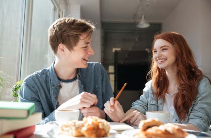 Libra dikenal menyukai pujian dan apresiasi dari orang lain. Mereka merasa lebih percaya diri ketika mendapatkan perhatian yang positif dari lingkungan sekitar./ Foto: magnific.com/drobotdean