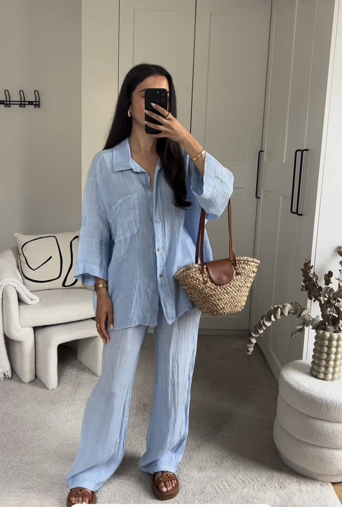 Kombinasi linen top, celana panjang, dan flip flops menjadi salah satu outfit summer 2026 yang paling praktis. Tampilan ini menawarkan kesan santai, elegan, dan nyaman sepanjang hari./ Foto: pinterest.com
