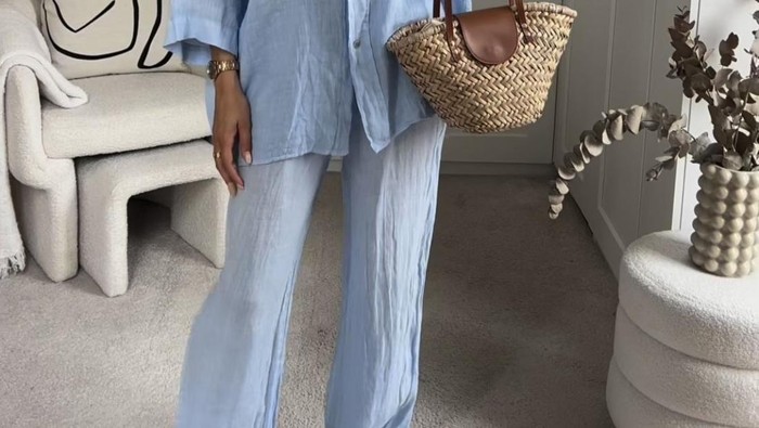Kombinasi linen top, celana panjang, dan flip flops menjadi salah satu outfit summer 2026 yang paling praktis. Tampilan ini menawarkan kesan santai, elegan, dan nyaman sepanjang hari./ Foto: pinterest.com