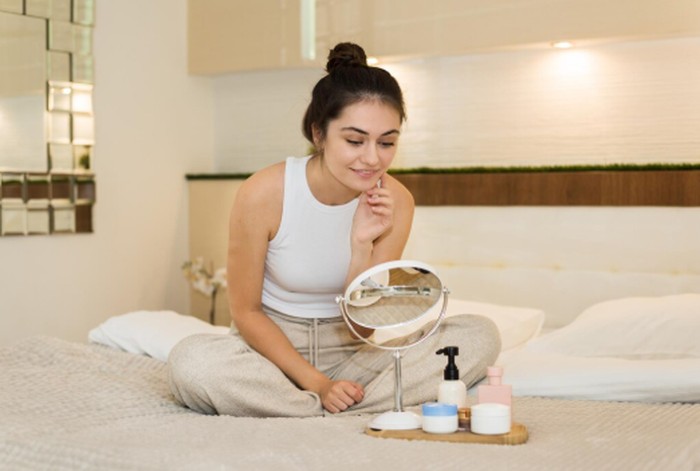 Kolagen dan hyaluronic acid memiliki cara kerja berbeda dalam mengatasi tanda penuaan. Keduanya saling melengkapi, bukan saling menggantikan./ Foto: magnific.com/frimufilms
