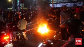 Ratusan mahasiswa dan masyarakat sipil yang mengatasnamakan diri Aliansi Rakyat Memanggil menggelar aksi demonstrasi di Simpang Tiga Gejayan, Caturtunggal, Depok, Sleman, DIY, Sabtu (14/6) sore.