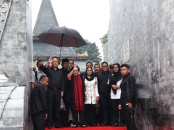 Megawati Ziarah Makam Bung Karno di Blitar Didampingi Keluarga
