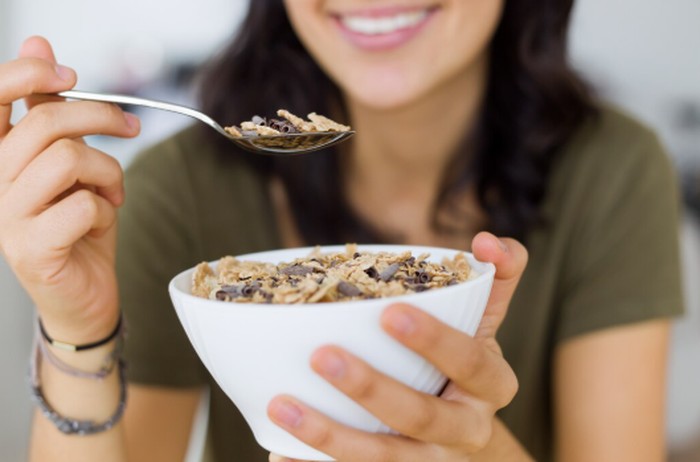 Oatmeal sering direkomendasikan sebagai makanan sehat bagi penderita diabetes. Hal ini karena kandungan seratnya dapat membantu mengontrol lonjakan gula darah./ Foto: magnific.com/nensuria
