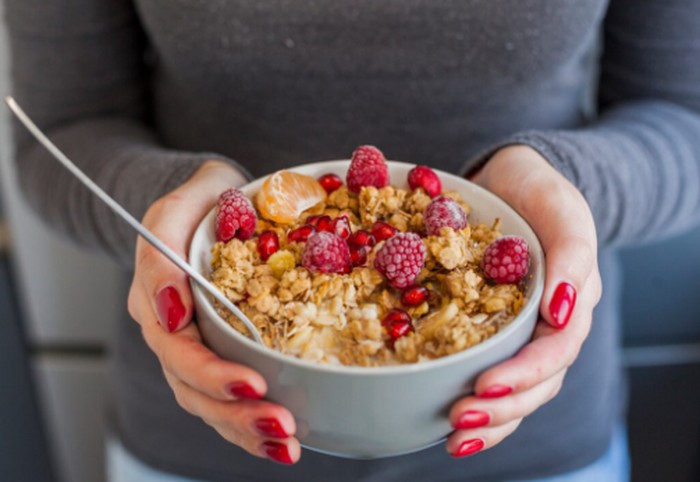 Kolesterol tinggi menjadi salah satu faktor risiko utama penyakit jantung. Kabar baiknya, oatmeal dapat membantu menjaga kadar kolesterol tetap terkendali./ Foto: magnific.com