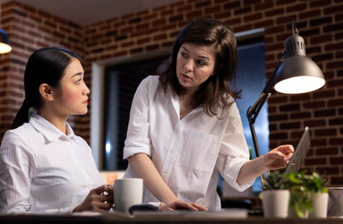 Masukan dari karyawan merupakan bagian penting dalam menciptakan lingkungan kerja yang sehat. Atasan yang mengabaikan feedback menunjukkan kurangnya rasa hormat terhadap tim./ Foto: magnific.com/DC Studio