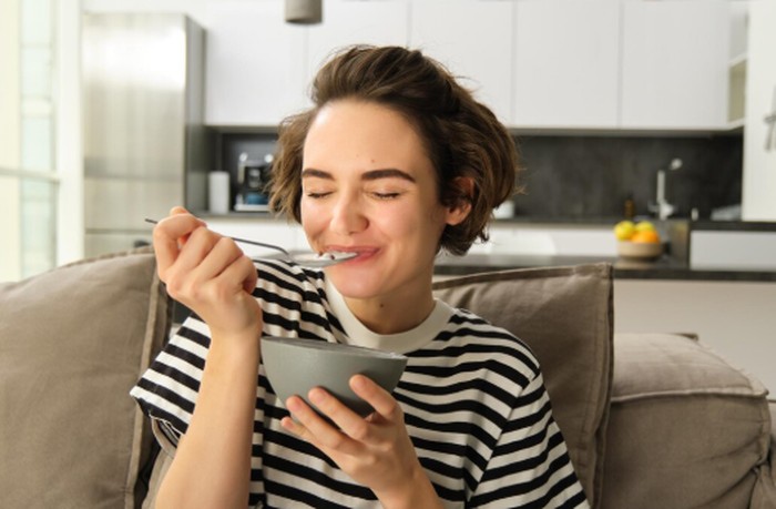Salah satu alasan oat dianggap sebagai superfood adalah kandungan beta-glucan yang tinggi. Serat larut ini memiliki banyak manfaat untuk kesehatan tubuh./ Foto: magnific.com/benzoix
