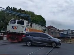 Viral Mobil Terobos Palang Perlintasan Layur Semarang Nyaris Dihantam KA