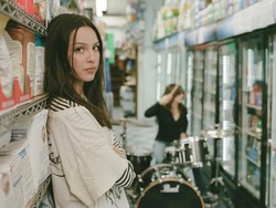 Lirik Lagu less - Olivia Rodrigo