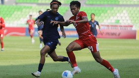 Pesepak bola Timnas Indonesia U-19  Irpan Abadi Siregar (kanan) berebut bola dengan pesepak bola Kamboja U-19 Ty Han (kiri) pada pertandingan perebutan juara tiga Piala AFF U-19 2026 di Stadion Utama Sumatera Utara, Kabupaten Deli Serdang, Sumatera U