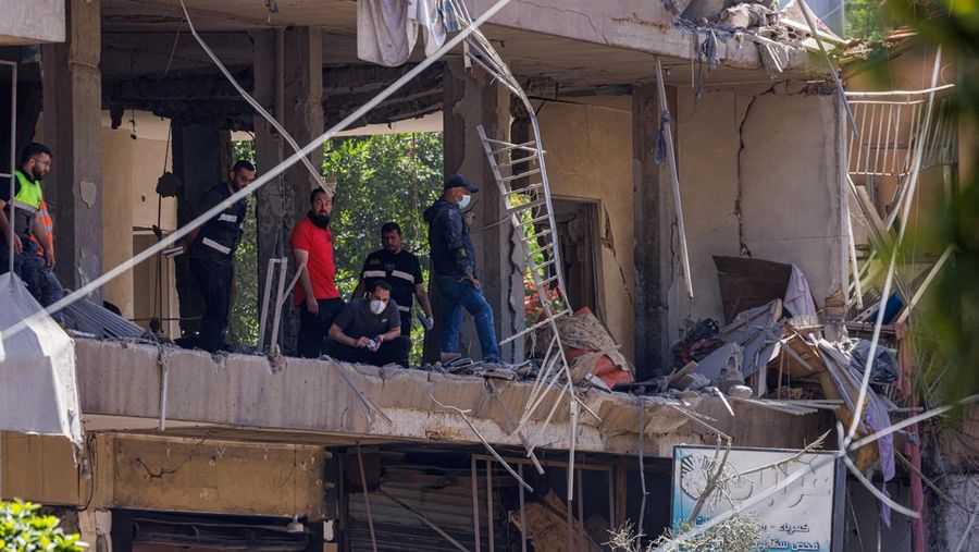 Petugas polisi dan personel darurat bekerja di letak serangan Israel di pinggiran selatan Beirut, Lebanon, 14 Juni 2026.