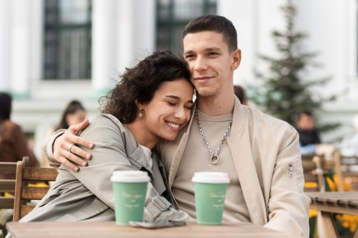 Pisces dikenal sebagai zodiak yang romantis dan penuh empati. Mereka sangat menghargai perhatian serta kedekatan emosional dalam hubungan./ Foto: magnific.com/frimufilms
