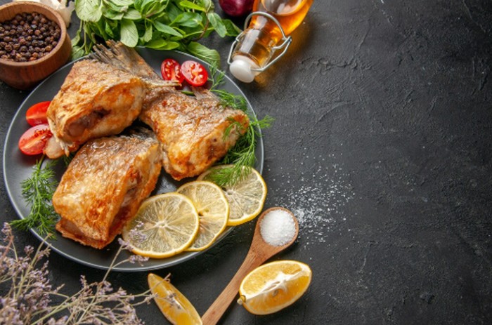 Tubuh membutuhkan lebih dari sekadar protein untuk memproduksi kolagen. Vitamin C menjadi salah satu nutrisi penting yang membantu proses pembentukan kolagen./ Foto: magnific.com/KamranAydinov