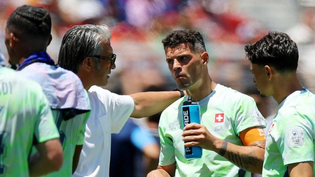 Soccer Football - FIFA World Cup 2026 - Group B - Qatar v Switzerland - San Francisco Bay Area Stadium, Santa Clara, California, U.S. - June 13, 2026 Switzerland coach Murat Yakin gives instructions to Granit Xhaka during a hydration break REUTERS/Ca