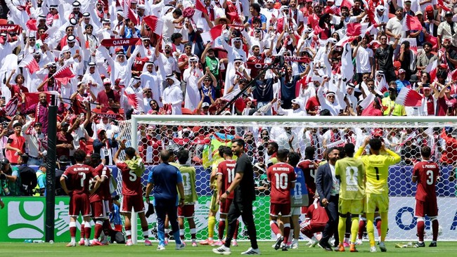 Soccer Football - FIFA World Cup 2026 - Group B - Qatar v Switzerland - San Francisco Bay Area Stadium, Santa Clara, California, U.S. - June 13, 2026 Qatar players applauds their fans after the match REUTERS/Carlos Barria