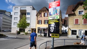 Masyarakat Swiss hari ini memulai referendum bahwa populasi maksimal untuk negara tersebut adalah 10 juta jiwa. (AFP/SEBASTIEN BOZON)
