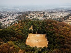 Anti-mainstream! Lapangan Bola Ini Letaknya di Kawah Gunung Berapi Inaktif
