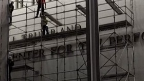 thumbnail video kennedy center hapus nama trump