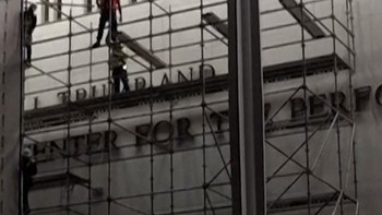 thumbnail video kennedy center hapus nama trump