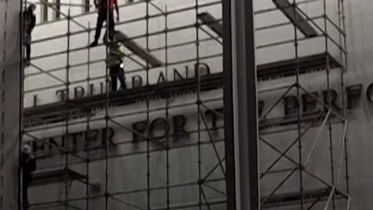 Momen Pekerja Copot Nama Donald Trump dari Kennedy Center