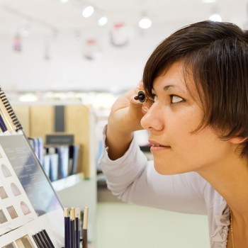 5 Tips Aman Mencoba Tester Makeup di Mal Agar Kulit Tidak Iritasi