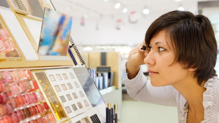5 Tips Aman Mencoba Tester Makeup di Mal Agar Kulit Tidak Iritasi