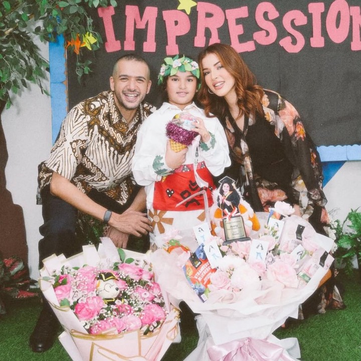 <p>Tasya Farasya baru-baru ini mendampingi putri sulungnya, Maryam Eliza Khair atau yang akrab disapa Ayang, di momen kelulusan Taman Kanak-Kanak (TK). Pada hari istimewa tersebut, Tasya tampak hadir bersama mantan suaminya, Ahmad Assegaf, untuk merayakan pencapaian sang putri. "Hari ini Ayang lulus TK. Mama bangga bukan karena nilai atau prestasi ayang, tapi karena Ayang tumbuh menjadi anak yang baik, ceria, dan penuh kasih sayang. Selamat atas kelulusannya, Ayangku. Bab baru akan dimulai, dan Mama akan selalu ada di setiap langkah ayang insha Allah," tulis Tasya lewat Instagram-nya. (Foto: Instagram @tasyafarasya)</p>