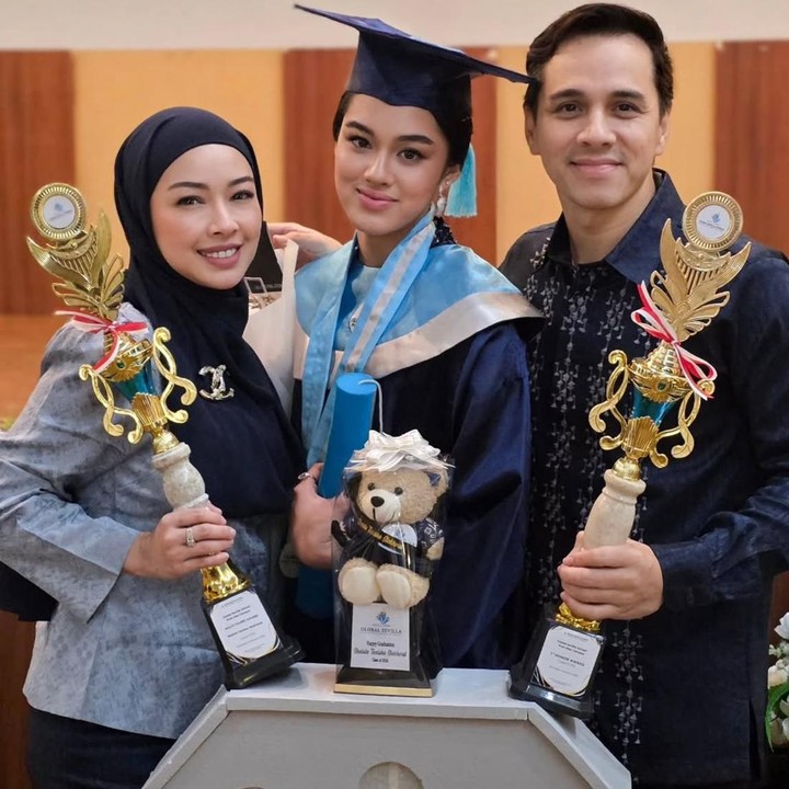<p>Melihat dari laman Instagram, Rionaldo terlihat hadir bersama istrinya, Aureli Beata Schulz, di hari spesial sang putri. Dalam momen tersebut, Rionaldo dan istri tampak begitu bangga atas pencapaian yang telah diraih oleh Shaista. "Ahamdulillah hari ini Shaista telah lulus SMA, menutup satu babak penting dalam perjalanannya juga memulai langkah baru untuk mengejar masa depannya dan cita-citanya," tulis Rionaldo, dikutip dari akun Instagram <em>@rio.stokhorst.</em> (Foto: Instagram @rio.stokhorst)</p>
