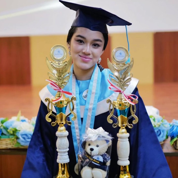 <p>Kabar bahagia tengah menghampiri aktor Rionaldo Stokhorst. Putri sulungnya, Shaista Tanisa, baru saja resmi menyelesaikan pendidikan di bangku Sekolah Menengah Atas (SMA) dan berhasil meraih predikat sebagai murid berprestasi di kelas IPS. (Foto: Instagram @rio.stokhorst)</p>
