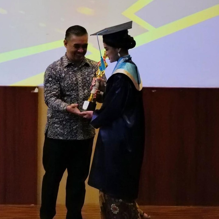 <p>Dalam momen tersebut, Shaista tampak maju ke atas panggung untuk menerima penghargaan. Gadis 16 tahun ini diketahui berhasil meraih dua penghargaan sekaligus, lho. Hal ini diungkapkan langsung oleh Rionaldo. "Lulus dengan mendapatkan penghargaan sebagai 1st Honor Award IPS Class dan juga Multitalent Award. Haru dan bangga melihat namanya di panggil ke depan untuk menerima penghargaan tersebut," ungkapnya. (Foto: Instagram @rio.stokhorst)</p>