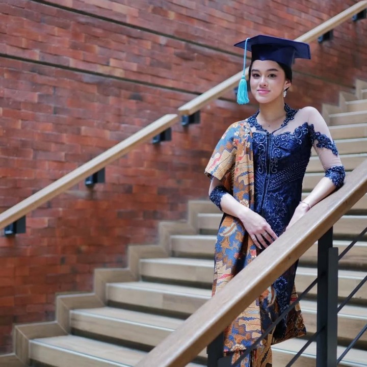<p>Di hari wisudanya, Shaista terlihat begitu anggun mengenakan setelan kebaya berwarna biru yang dipadukan dengan kain batik. Penampilannya tampak semakin memesona saat mengenakan topi toga di kepalanya. (Foto: Instagram @rio.stokhorst)</p>