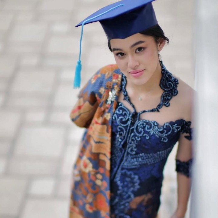 <p>Selain itu, Shaista juga tampil dengan riasan natural yang membuat wajahnya tampak begitu <em>fresh</em>. Setelah menyelesaikan pendidikan di bangku SMA, sebentar lagi Shaista akan melangkah ke jenjang perguruan tinggi untuk mengejar cita-citanya, Bunda. (Foto: Instagram @rio.stokhorst)</p>