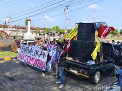 Massa Mahasiswa dan Masyarakat Kebumen Demo di Pendopo Kabumian