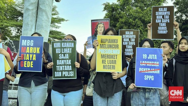 Massa Aliansi Rakyat Surabaya Menggugat menggelar unjuk rasa di Gedung Negara Grahadi, menuntut pencabutan UU Polri dan TNI serta kritik kebijakan pemerintah.
