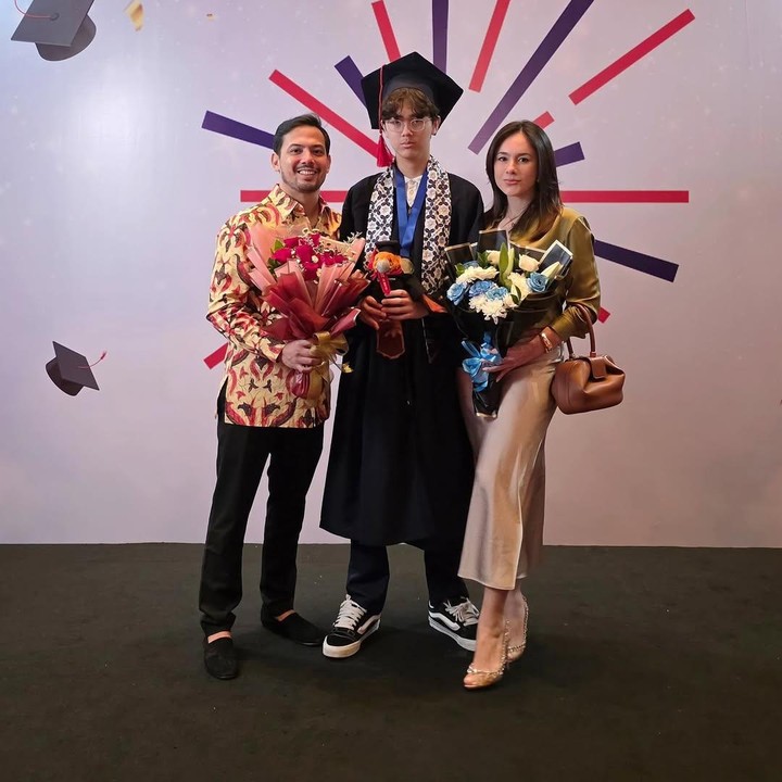 <p>Wulan Guritno dan mantan suaminya Adilla Dimitri kompak menghadiri acara kelulusan sang putra Jeremiah Alric Dimitri, yang baru saja lulus SMP di Sampoerna Academy. Wulan secara khusus mengungkap rasa bangganya pada sang putra yang sebentar lagi masuk SMA. "<em>You did it! So so very proud of you..Congratulations on graduating junior high, my love. Keep on flying high.&nbsp;</em>(Kamu berhasil! Aku sangat bangga padamu... Selamat atas kelulusanmu dari SMP, sayangku. Teruslah berprestasi)," ujar Wulan. (Foto: Instagram @wulanguritno)</p>
