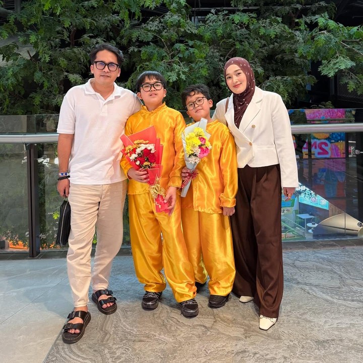 <p>Mantan pasangan Ririe Fairus dan Ayus Sabian turut hadir di acara kelulusan kedua putra mereka, yakni Sabian Ibni Sakhy dan Sabian Ben Zidane. Ririe mem-posting foto kebersamaan dengan mantan suami dan kedua putra mereka di acara kelulusan sekolah ini. "Di balik senyum ini ada rasa syukur yang tak habis-habis. <em>Proud of you</em> 2 bocil yang udah ga bocil lagi," tulis Ririe. (Foto: Instagram @ririe_fairus)</p>