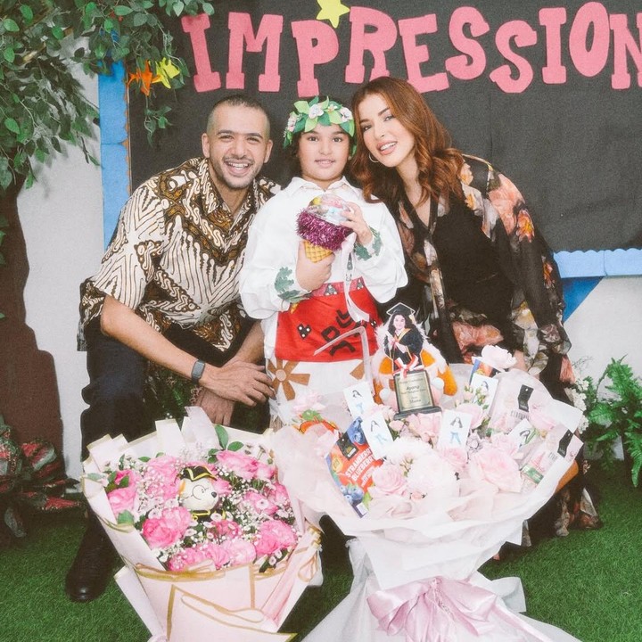 <p>Beauty vlogger Tasya Farasya juga terlihat kompak dengan mantan suami Ahmad Assegaf saat menghadiri acara kelulusan anak pertama Maryam Eliza Khair atau akrab disapa Ayang. "Hari ini Ayang lulus TK. Mama bangga bukan karena nilai atau prestasi ayang, tapi karena Ayang tumbuh menjadi anak yang baik, ceria, dan penuh kasih sayang. Selamat atas kelulusannya, Ayangkuuuuuuu. Bab baru akan dimulai, dan Mama akan selalu ada di setiap langkah ayang insha Allah," tulis Tasya dalam unggahan foto kebersamaannya dengan mantan suami dan sang putri yang baru lulus TK. (Foto: Instagram @tasyafarasya)</p>
