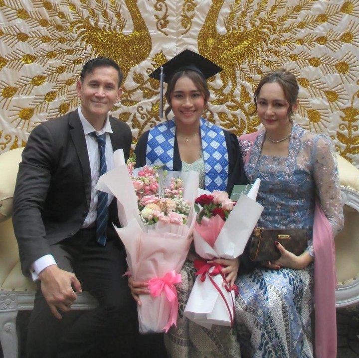 <p>Mantan pasangan Marcelino Lefrandt dan Dewi Rezer tak bisa menyembunyikan raut bahagia saat menghadiri acara kelulusan SMA sang putri Marcelle Brinette dari Jakarta Intercultural School. Keduanya kompak memberikan dukungan dan mendampingi Brinette yang sebentar lagi melanjutkan kuliah di jurusan Teknik Arsitektur Universitas Indonesia (UI). Sejak resmi bercerai pada 2016, Marcelino dan Dewi memang selalu kompak menjalani <em>co-parenting</em> untuk membesarkan dua anak mereka, Bunda. (Foto: Instagram @brinettelefrandt/ @rezerdewi)</p>