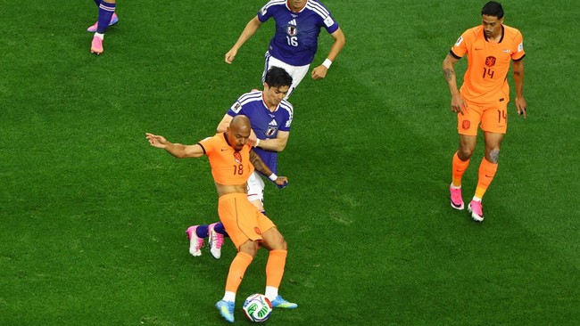 Soccer Football - FIFA World Cup 2026 - Group F - Netherlands v Japan - Dallas Stadium, Arlington, Texas, U.S. - June 14, 2026 Netherlands' Donyell Malen in action with Japan's Shogo Taniguchi REUTERS/Kai Pfaffenbach