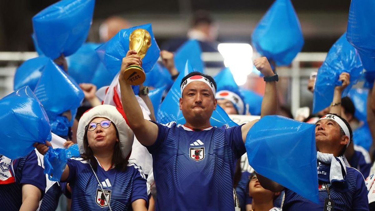 Viral Suporter Jepang Kompak Punguti Sampah Stadion Usal Lawan Belanda