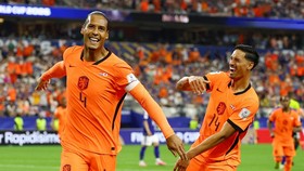Soccer Football - FIFA World Cup 2026 - Group F - Netherlands v Japan - Dallas Stadium, Arlington, Texas, U.S. - June 14, 2026 Netherlands' Virgil van Dijk celebrates scoring their first goal with Tijjani Reijnders REUTERS/Issei Kato     TPX IMAGES O