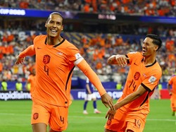 Soccer Football - FIFA World Cup 2026 - Group F - Netherlands v Japan - Dallas Stadium, Arlington, Texas, U.S. - June 14, 2026 Netherlands' Virgil van Dijk celebrates scoring their first goal with Tijjani Reijnders REUTERS/Issei Kato     TPX IMAGES O
