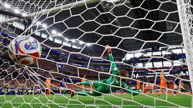Soccer Football - FIFA World Cup 2026 - Group F - Netherlands v Japan - Dallas Stadium, Arlington, Texas, U.S. - June 14, 2026 Japan's Keito Nakamura scores their first goal past Netherlands' Bart Verbruggen REUTERS/Hannah Mckay     TPX IMAGES OF THE