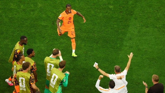 Soccer Football - FIFA World Cup 2026 - Group F - Netherlands v Japan - Dallas Stadium, Arlington, Texas, U.S. - June 14, 2026 Netherlands' Crysencio Summerville celebrates scoring their second goal with coach Ronald Koeman REUTERS/Kai Pfaffenbach