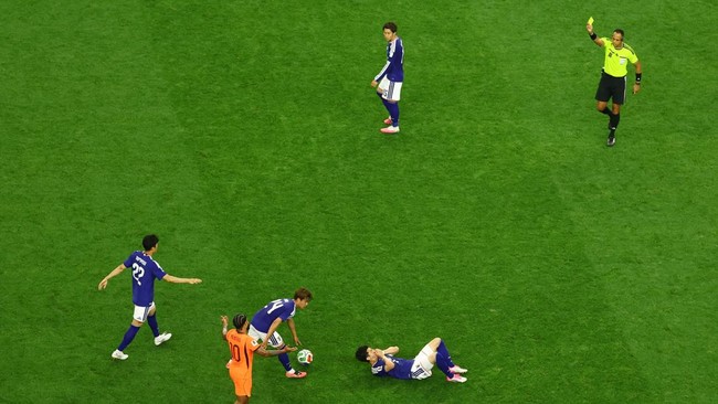 Soccer Football - FIFA World Cup 2026 - Group F - Netherlands v Japan - Dallas Stadium, Arlington, Texas, U.S. - June 14, 2026 Netherlands' Memphis Depay is shown a yellow card by referee Ismail Elfath REUTERS/Kai Pfaffenbach