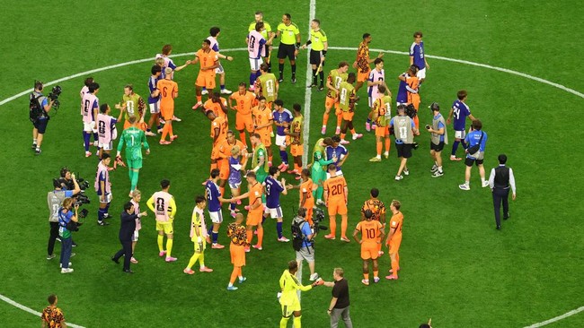 Soccer Football - FIFA World Cup 2026 - Group F - Netherlands v Japan - Dallas Stadium, Arlington, Texas, U.S. - June 14, 2026 Netherlands and Japan players after the match REUTERS/Kai Pfaffenbach