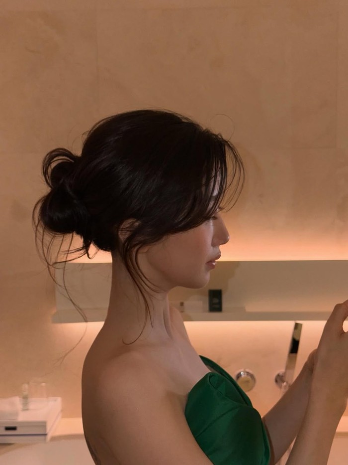 Belum lagi, tampilan Moon Ga Young dalam event terbaru DAMIANI sangat cantik bagaikan peri dengan tatanan rambutnya yang digelung indah sehingga menegaskan fitur wajah kecilnya serta menambahkan kesan anggun dalam pesonanya./ Foto: instagram.com/m_kayoung